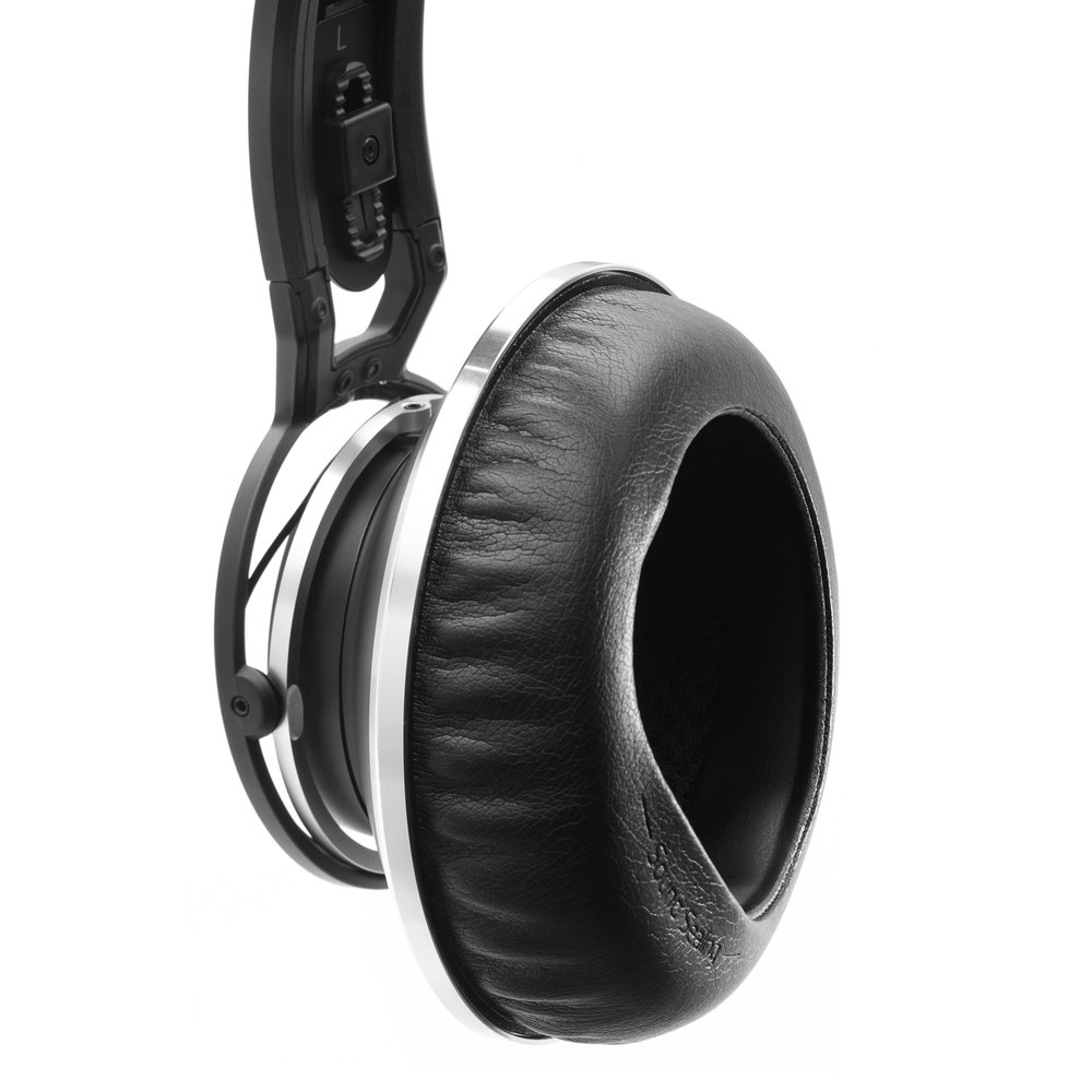 AKG MASTER REFERENCE CLOSED-BACK HEADPHONES