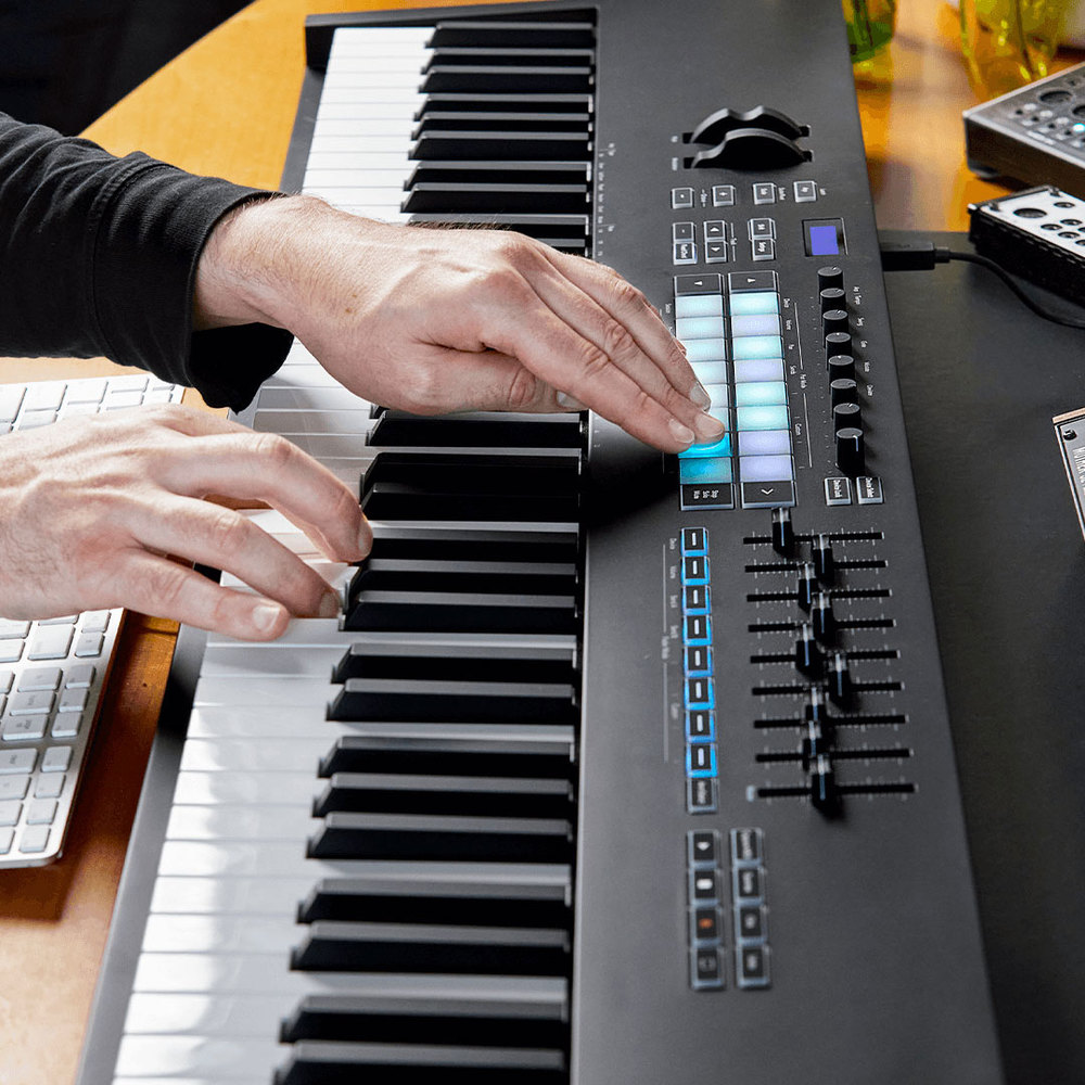 NOVATION USB MIDI CONTROLER 88 DYNAMIC KEYS